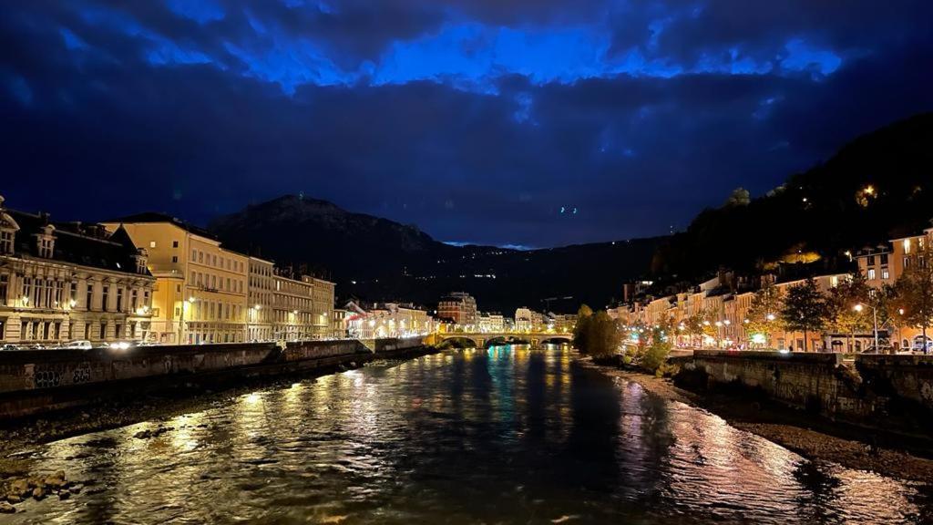 Cosy And Calm In Grenoble City Heart With Free And Large Parking Q-Park Chavant Buitenkant foto